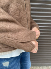 Lade das Bild in den Galerie-Viewer, Wolljacke mit Kragen