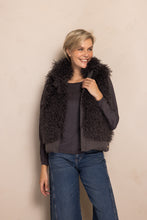 Lade das Bild in den Galerie-Viewer, Zhane Kunstfellweste