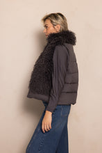 Lade das Bild in den Galerie-Viewer, Zhane Kunstfellweste