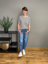 Lade das Bild in den Galerie-Viewer, Annemi Lene - Streifenkuss