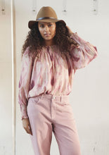 Lade das Bild in den Galerie-Viewer, Rose gemusterte Bluse mit Raffung am Rundhalsausschnitt und geschmocktem Ärmelabschluss, Wunderwerk Oldenburg