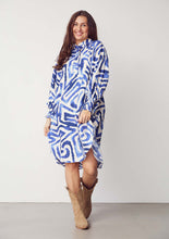 Lade das Bild in den Galerie-Viewer, Blusenkleid in creme mit blauem Print, Knopfleiste und Hemdkragen in einer Midilänge, Wunderwerk Oldenburg