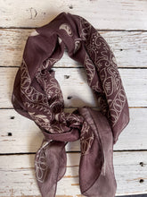 Lade das Bild in den Galerie-Viewer, Vierecktuch in dunkelbraun mit Muster, Wunderwerk Oldenburg