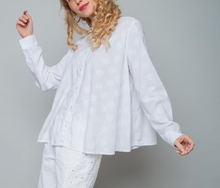 Lade das Bild in den Galerie-Viewer, Weiße Bluse in Glockenform mit Punkten und Hemdkragen sowie Knopfverschluss, Wunderwerk Oldenburg