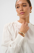 Lade das Bild in den Galerie-Viewer, Bluse in offwhite mit kleinem Stehkragen und gesmoktem Ärmelabschluss sowie feminem Details auf der Rückseite Wunderwerk Oldenburg
