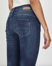 Lade das Bild in den Galerie-Viewer, Gang 94Amelie relxed fit - no square mid wash