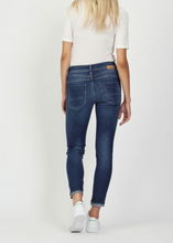 Lade das Bild in den Galerie-Viewer, Gang 94Amelie relxed fit - no square mid wash