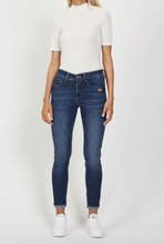 Lade das Bild in den Galerie-Viewer, Gang 94Amelie relxed fit - no square mid wash