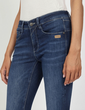 Lade das Bild in den Galerie-Viewer, Gang 94Amelie relxed fit - no square mid wash