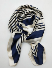 Lade das Bild in den Galerie-Viewer, Quadratisches Tuch