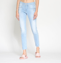 Lade das Bild in den Galerie-Viewer, 94Amelie relaxed fit - cross lightblue