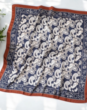 Lade das Bild in den Galerie-Viewer, Tuch Classic mit Muster