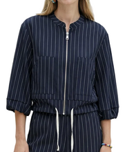 Lade das Bild in den Galerie-Viewer, Blousonjacke mit Nadelstreifen