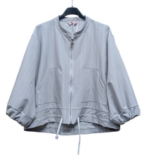 Lade das Bild in den Galerie-Viewer, Blousonjacke mit Nadelstreifen