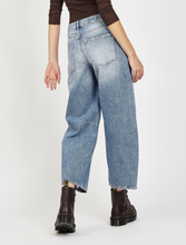 Lade das Bild in den Galerie-Viewer, 94Sarina Baggy Fit Jeans
