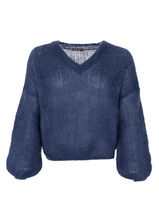 Lade das Bild in den Galerie-Viewer, Dunkelblauer Mohair Pullover mit V-Ausschnitt, Wunderwerk Oldenburg