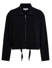 Lade das Bild in den Galerie-Viewer, Leichte Jacke in einer Reisequalität mit Reißverschluss und Hemdkragen in der Farbe schwarz, Wunderwerk Oldenburg