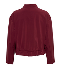 Lade das Bild in den Galerie-Viewer, Leichte Jacke in einer Reisequalität mit Reißverschluss und Hemdkragen in der Farbe Bordeaux, Wunderwerk Oldenburg