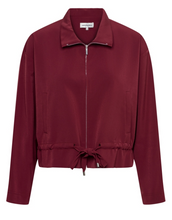Lade das Bild in den Galerie-Viewer, Leichte Jacke in einer Reisequalität mit Reißverschluss und Hemdkragen in der Farbe Bordeaux, Wunderwerk Oldenburg