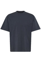 Lade das Bild in den Galerie-Viewer, Dunkelblaues Basic-T-Shirt mit Rundhalsausschnitt, kurzen Ärmeln und lockerer Passform.