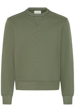 Lade das Bild in den Galerie-Viewer, Olivefarbener Basic-Sweater mit Rundhalsausschnitt, langen Ärmeln und gerader Passform.