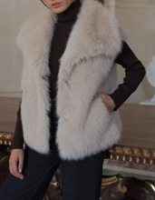 Lade das Bild in den Galerie-Viewer, Kunstfellweste mit großem Kragen in der Farbe beige, Wunderwerk Oldenburg