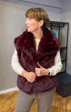 Lade das Bild in den Galerie-Viewer, Kunstfelljacke in einer Einheitsgröße mit kleinen Harken zum schließen in der Farbe Burgundy, Wunderwerk Oldenburg