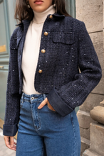 Lade das Bild in den Galerie-Viewer, Kurze Paillettenjacke in der Farbe Marine mit goldenen Knöpfen und Hemdkragen, Wunderwerk Oldenburg