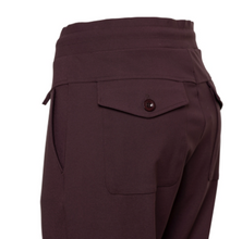 Lade das Bild in den Galerie-Viewer, Stoffhose in einer festen Reisequalität in der Farbe aubergine. Wunderwerk Oldenburg