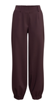 Lade das Bild in den Galerie-Viewer, auberginefarbene Stoffhose mit Gummibund und Seitentaschen, Wunderwerk Oldenburg