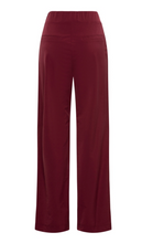 Lade das Bild in den Galerie-Viewer, Stoffhose in bordeaux mit geradem langen Beinverlauf und Gummibund sowie Seitentaschen, Wunderwerk Oldenburg
