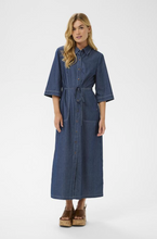 Lade das Bild in den Galerie-Viewer, Dunkelblaues Hemdblusenkleid mit zarten weißen Streifen, durchgeknöpft mit 3/4 Ärmeln als Midikeid Wunderwerk Oldenburg