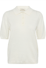Lade das Bild in den Galerie-Viewer, Strick Poloshirt in offwhite mit kleinen aufgesetzten Punkten, Wunderwerk Oldenburg
