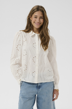 Lade das Bild in den Galerie-Viewer, Bluse in offwhite mit Lochstickerei und Hemdkragen in lockere Passform Wunderwerk Oldenburg