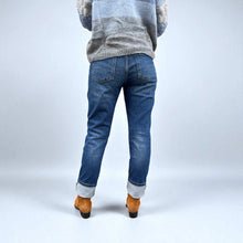 Lade das Bild in den Galerie-Viewer, Boyfriend Jeans in der Farbe rein blue mit destroyed Effekten, Wunderwerk Oldenburg