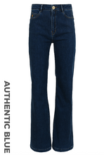 Lade das Bild in den Galerie-Viewer, dunkelblaue Jeans mit ausgestelltem Bein von DNM Pure, Wunderwerk Oldenburg