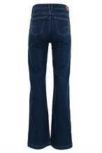 Lade das Bild in den Galerie-Viewer, dunkelblaue Jeans mit ausgestelltem Bein von DNM Pure, Wunderwerk Oldenburg