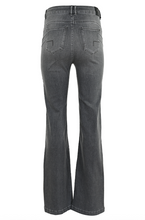 Lade das Bild in den Galerie-Viewer, Graue Jeans mit ausgestelltem Bein von DNM Pure, Wunderwerk Oldenburg