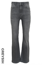 Lade das Bild in den Galerie-Viewer, Graue Jeans mit ausgestelltem Bein von DNM Pure, Wunderwerk Oldenburg