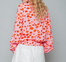 Lade das Bild in den Galerie-Viewer, Rosafarbene Bluse mit roten Punkten, Hemdkragen und Knopfverschluss. Die Punkte sind unterschiedlich groß. Wunderwerk Oldenburg
