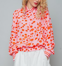 Lade das Bild in den Galerie-Viewer, Rosafarbene Bluse mit roten Punkten, Hemdkragen und Knopfverschluss. Die Punkte sind unterschiedlich groß. Wunderwerk Oldenburg