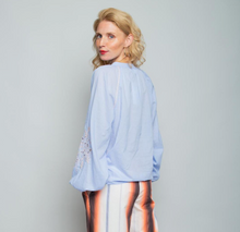 Lade das Bild in den Galerie-Viewer, Hellblaue Shirtbluse mit sandfarbener Stickerei auf den Ärmeln Wunderwerk Oldenburg