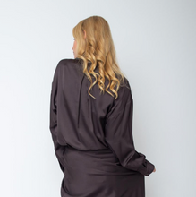 Lade das Bild in den Galerie-Viewer, Viskose Satin Bluse in dunkelbraun mit Hemdkragen, Wunderwerk Oldenburg