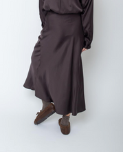 Lade das Bild in den Galerie-Viewer, Langer Satin Viskose Rock in dunkelbraun, Wunderwerk Oldenburg