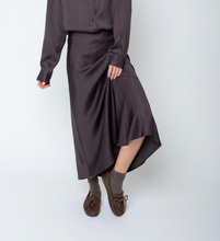 Lade das Bild in den Galerie-Viewer, Langer Satin Viskose Rock in dunkelbraun, Wunderwerk Oldenburg1