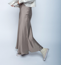 Lade das Bild in den Galerie-Viewer, Emily van den Bergh Satinrock taupe Wunderwerk Oldenburg
