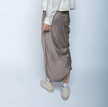 Lade das Bild in den Galerie-Viewer, Emily van den Bergh Satinrock taupe Wunderwerk Oldenburg