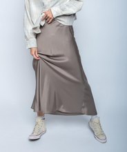 Lade das Bild in den Galerie-Viewer, Emily van den Bergh Satinrock taupe Wunderwerk Oldenburg