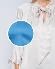 Lade das Bild in den Galerie-Viewer, Blaue Satinbluse mit Schluppe in lockerer Passform, Wunderwerk Oldenburg.