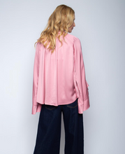 Lade das Bild in den Galerie-Viewer, Rosefarbene Satinbluse mit Schluppe in lockerer Passform, Wunderwerk Oldenburg.
